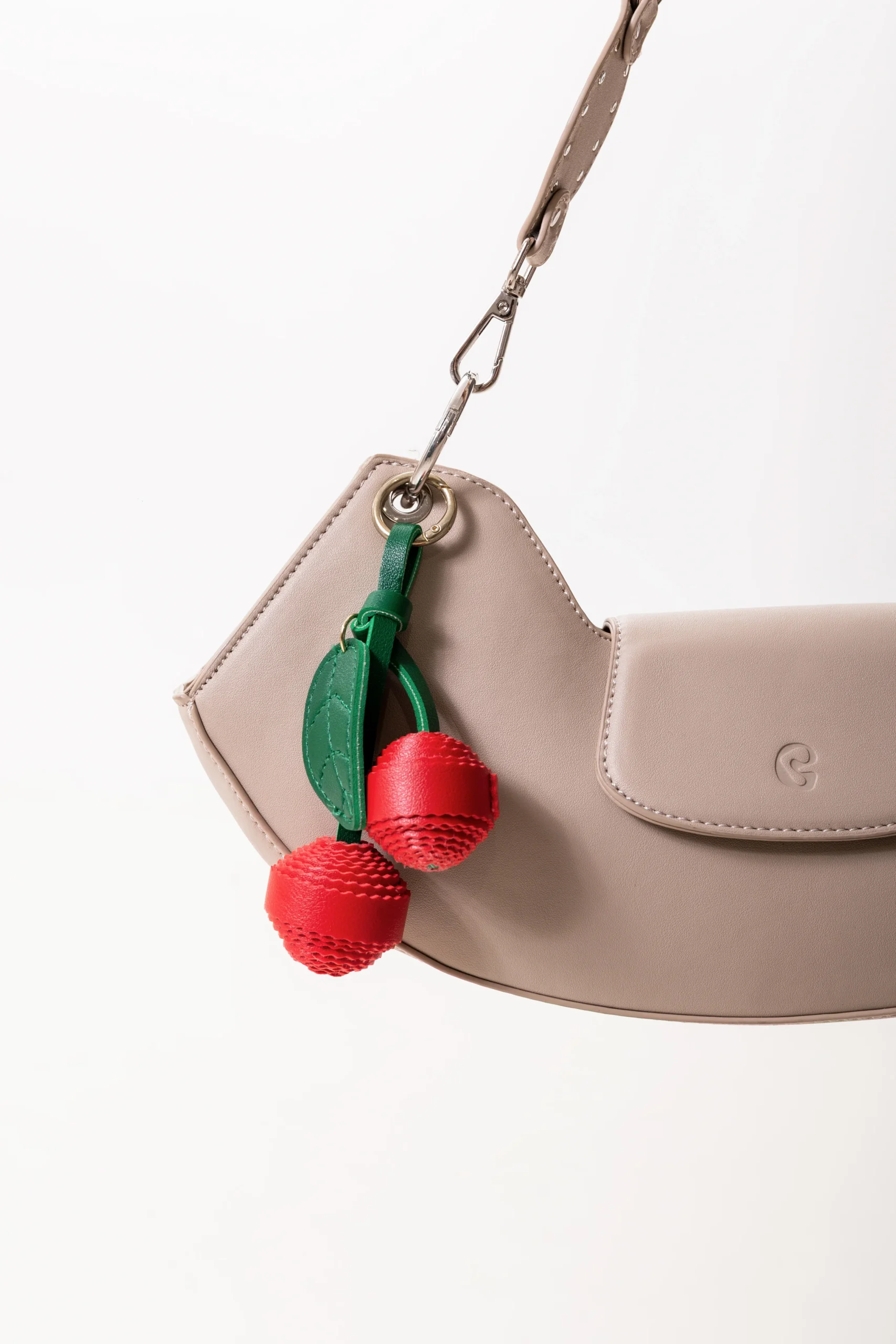 charm cerezas rojo y verde en ecocuero colgante